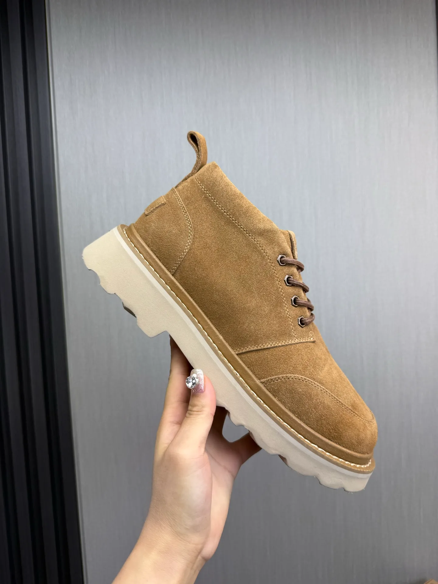 Men's shoes 💰620💰 New UGG fur integrated men's simple and fashionable snow boots. The most worth buying at the end of this year are warm casual shoes. Whether you are out and about at home, their comfortable and warm performance will be your most suitable fashion companion! The material is cowhide upper and imported wool is used inside. Warm and comfortable! The eva+ rubber patch outsole is cushioned, non-slip and wear-resistant, and has good elasticity. It is light and wear-resistant, comfortable and soft, and the new simple cut is more fashionable. It has both practicality and fashion sense, so you no longer have to worry about how to match it in winter, while still maintaining your fashionable taste. High-quality genuine wool. Look at the details for the material! Size: 39-40-41-42-43-44-44 sneaker size